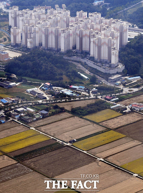 서울에서 가장 전세가 비싼 집은 강남구에 위치한 아파트로, 전세 보증금만 40억 원에 이른다. 사진은 기사와 무관. 서울에 빼곡히 들어찬 아파트와 도시 외곽에 있는 논밭이 대조를 이룬다. /이새롬 기자