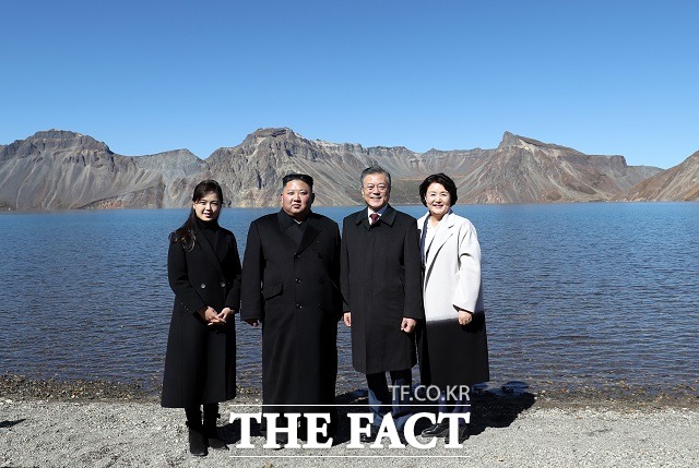 문재인 대통령은 오는 17~18일 교황청을 공식 방문해 프란치스코 교황을 만나 평양으로 방문해달라는 김정은 북한 국무위원장의 메시지를 전달할 방침이다. 사진은 평양에서 열린 제 3차 남북정상회담 사흘째인 지난달 20일 문재인 대통령과 부인 김정숙 여사, 김정은 국무위원장과 부인 리설주 여사가 20일 오전 백두산 천지에서 서서 기념촬영을 하는 모습. /평양사진공동취재단