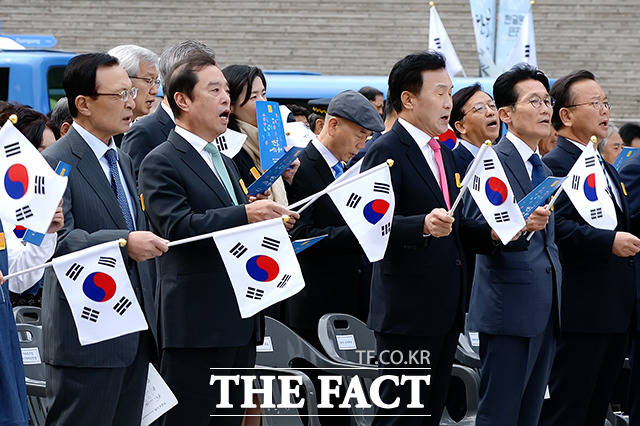 경축식에 참석한 이해찬 더불어민주당 원내대표, 김병준 자유한국당 비대위원장, 손학규 바른미래당 대표, 윤소하 정의당 원내대표(왼쪽부터)