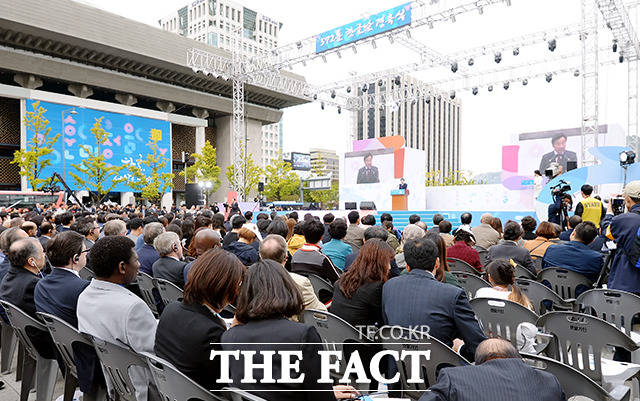 광화문광장에서 열린 제572돌 한글날 경축식