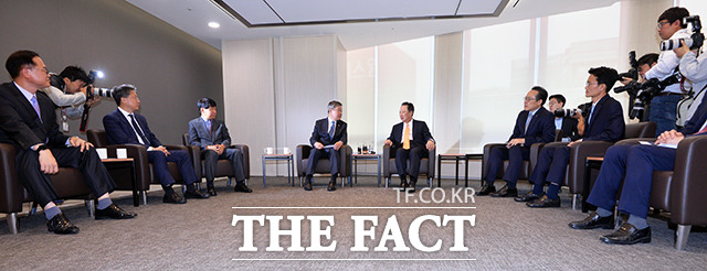 경기 불황의 체감 정도는 빈부에 따라 극명히 갈린다. 사진은 기사와 무관. 이재갑 고용노동부 장관과 박용만 대한상공회의소 회장이 5일 오전 서울 중구 대한상공회의소에서 만나 대화를 나누고 있다./ 대한상공회의소=이동률 기자