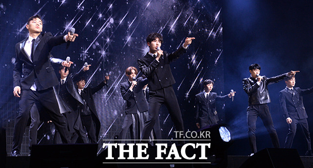 그룹 더 맨 블랙(The Man BLK)이 10일 오후 서울 용산구 블루스퀘어 아이마켓홀에서 열린 데뷔 쇼케이스에서 화려한 무대를 펼치고 있다. /이동률 기자