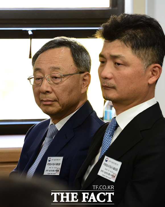황창규 KT회장(왼쪽)과 김범수 카카오 의장