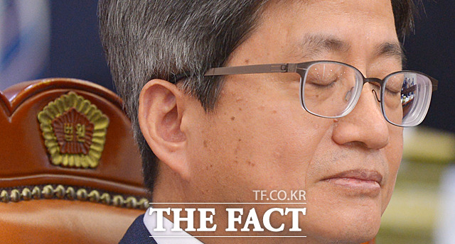 김명수 대법원장은 이날 대법원에서 열린 법사위의 국정감사에서 공보관실 운영비 사용으로 인한 뜨거운 감자로 떠올랐다. 김 대법원장이 이날 눈을 감고 감사를 준비하고 있다. /문병희 기자