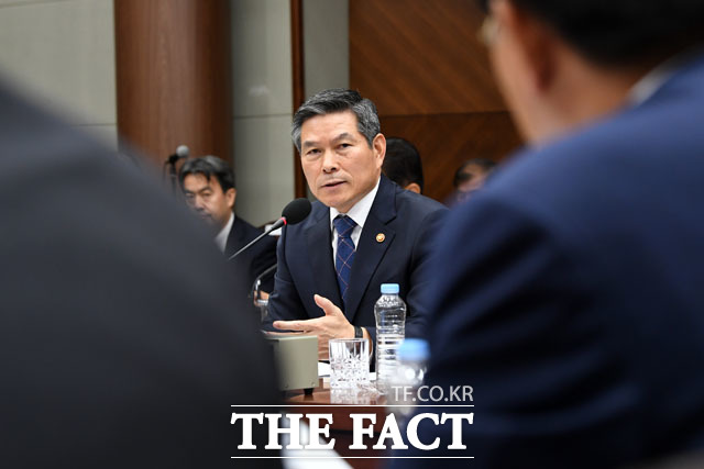 김중로 의원 질의에 답변하는 정 장관