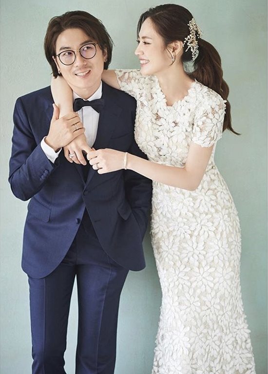 프로리스트로 전향한 레이싱 모델 출신 김시향(오른쪽)과 헤어 디자이너 이범호 씨(왼쪽)는 6일 결혼식을 올렸다. /이범호 씨 인스타그램