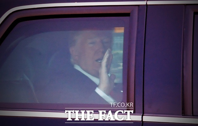 도널드 트럼프 대통령이 9일(현지시간) 2차 북미 정상회담이 11월 6일 열리는 미국 중간선거 이후 열릴 것이라고 밝혔다. 사진은 6·12 북미 정상회담을 하루 앞둔 11일 오후(현지시간) 트럼프 미국 대통령이 싱가포르 이스타나 대통령궁으로 들어서며 현지인들에게 인사하는 모습. /이덕인 기자