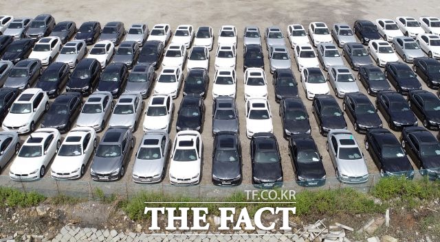 지난 8월 경기도 평택시 BMW 차량물류센터 인근에 BMW 리콜 대상 차량들이 줄지어 서 있는 모습. /더팩트 DB