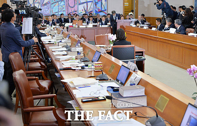 김명수 대법원장 국감 불출석에 항의해 퇴장한 자유한국당 의원들 자리가 비어있다.