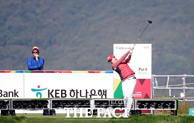 LPGA 투어 '2018 KEB 하나은행 챔피언십' 1라운드가 11일 인천시 중구 공항동로 스카이72 골프 앤 리조트 오션코스에서 열린 가운데 고진영이 6번 홀에서 티샷을 하고 있다. /인천=이선화 기자