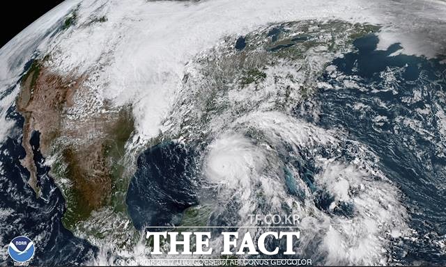허리케인 마이클, 미국 상륙. 4등급 초강력 허리케인 마이클이 미국 플로리다에 상륙했다. 곳곳에 건물은 붕괴되는 등 피해가 속출하고 있다. /NOAA·AP/뉴시스