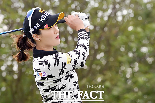 LPGA 투어 '2018 KEB 하나은행 챔피언십' 1라운드가 11일 인천시 중구 공항동로 스카이72 골프 앤 리조트 오션코스에서 열린 가운데 오지현이 티샷을 하고 있다. /인천=이선화 기자