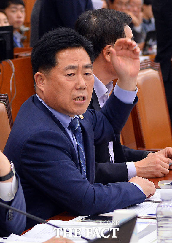 두 의원의 팽팽한 대립에 불편한 심경을 보인 김규환 자유한국당 의원