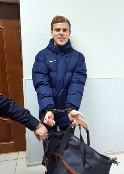 러시아 축구선수 코코린 체포. 코코린이 수갑을 차고도 반성의 기미 없이 웃고 있어 대중들에게 질타를 받고 있다. /‘RT SPORT의 알렉세이 야로세브스키 기자 SNS