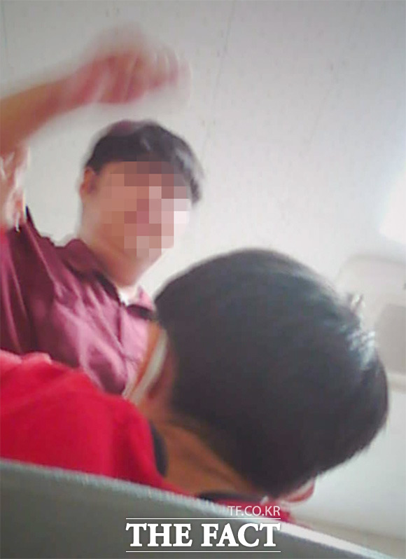 발달 장애 특수학교인 서울 도봉구 인강학교에서 지난 7월 장애 학생을 수차례 폭행한 혐의를 받는 사회복무요원 A 씨가 주먹을 들어 위협을 가하고 있다. 해당 피해 학생은 겁에 질려 있다.