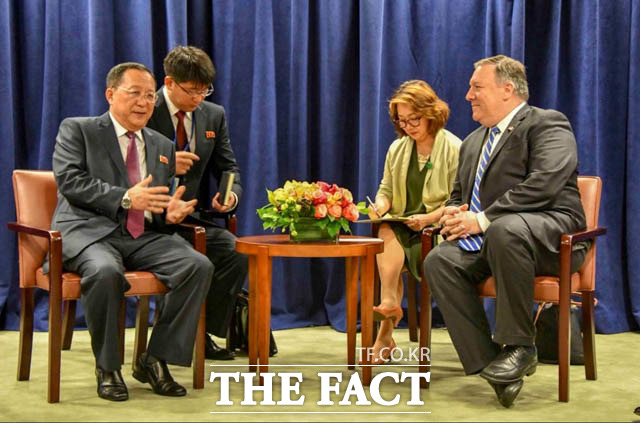 미국 재무부가 국내 국책은행과 시중은행과 대북 제재와 관련해 전화회의를 요청한 것으로 알려졌다. 사진은 폼페이오가 트위터에 공개한 지난달 26일(현지시간) 리용호 북한 외무상과의 회동 모습. / 폼페이오 장관 트위터