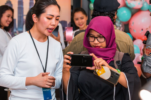 삼성전자는 지난 11일 말레이시아 쿠알라룸푸르에서 A 갤럭시 이벤트 행사를 개최하고 세계 최초로 쿼드(4개) 카메라를 탑재한 갤럭시A9을 공개했다. A 갤럭시 이벤트 참석자들이 갤럭시A9을 체험하고 있다. /삼성전자 제공