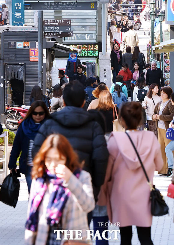 최저기온이 6도까지 떨어진 13일 오전 서울 중구 명동 일대를 찾은 관광객과 시민들이 두툼한 옷을 입고 거리를 걷고 있다. /이선화 기자