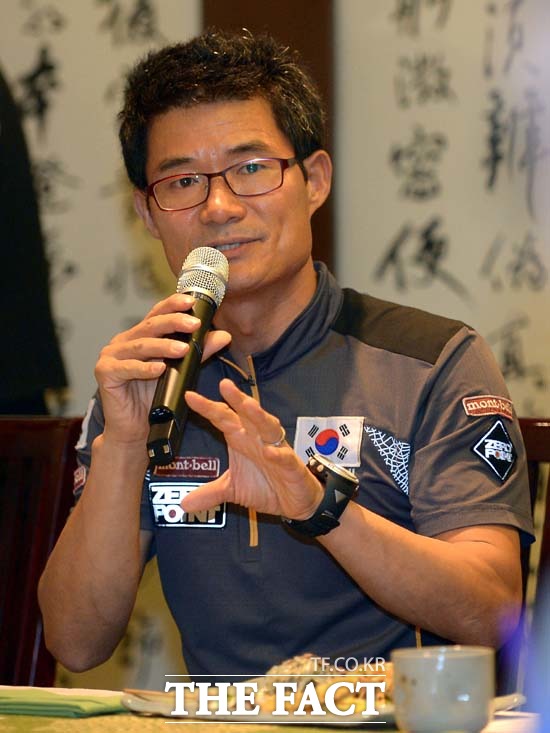 김창호 대장 등 5명의 히말라야 원정대가 지난 12일(현지시간) 갑작스럽게 눈사태를 만나 사망했다. 사진은 세계 최단 기간 히말라야 8000m급 14좌를 무산소 등정에 성공한 김창호 대장의 2013년 기자간담회 모습. /뉴시스