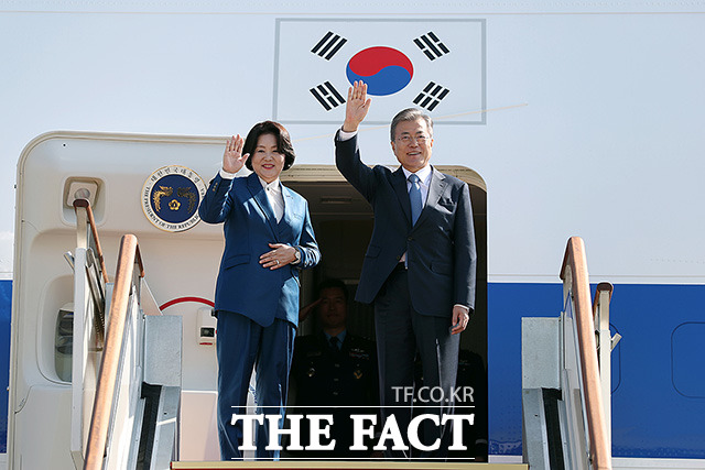 문재인 대통령(오른쪽)과 김정숙 여사가 7박 9일간의 유럽 5개국 순방 차 13일 오전 서울공항에서 출국 하고 있다./청와대 제공