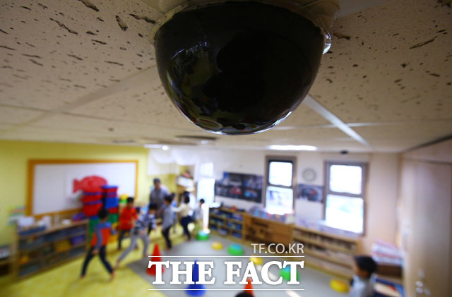 <더팩트> 단독 보도로 세간에 알려진 서울인강학교 장애인 폭행 사건으로 국회에서 특수 학교 교실 내 CCTV(폐쇄회로화면) 설치 의무화에 대한 논의가 다시 재개되고 있다. 사진은 어린이집에 설치된 CCTV의 모습./ 뉴시스