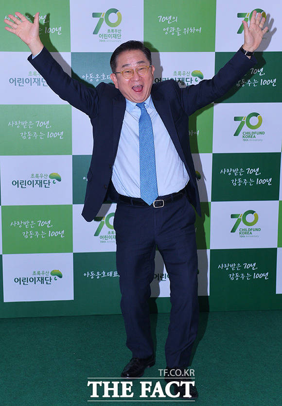 개그맨 이홍렬이 15일 오후 서울 종로구 세종문화회관에서 열린 초록우산어린이재단 창립 70주년 기념식에 참석해 포토타임을 갖고 있다. /이동률 기자