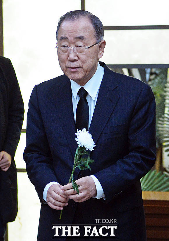 반기문 전 UN사무총장이 15일 오후 서울 서대문구 연세대학교 세브란스 병원 장례식장에 마련된 박지원 민주평화당 의원의 부인 고 이선자 여사 빈소를 찾아 조문하고 있다. /이동률 기자