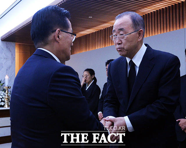 박지원 의원(왼쪽)과 인사를 나누는 반기문 전 UN 사무총장