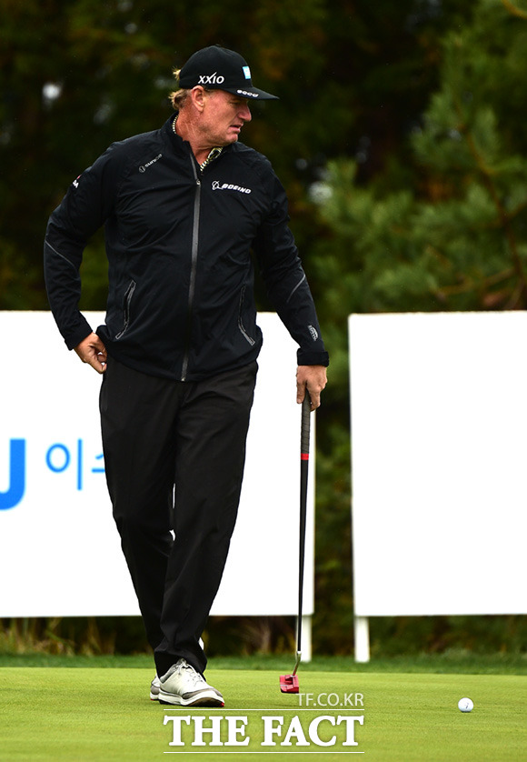 어니 엘스 선수가 퍼팅 연습을 하고 있다.