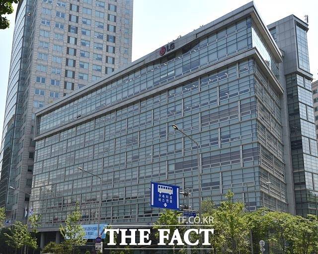 DB금융투자는 16일 LG생활건강에 대해 주가 반등을 기대하며 투자의견 매수와 목표주가 166만 원을 유지했다. /더팩트 DB