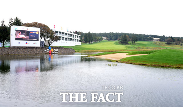 16일 오후 제주특별자치도 서귀포시 안덕면 제주 나인브릿지 CC에서 PGA TOUR 더 CJ컵 @ 나인브릿지 대회가 열린 가운데 관계자들이 대회준비를 하고 있다. /제주=임세준 기자