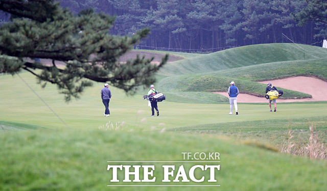 코스 둘러보는 선수들