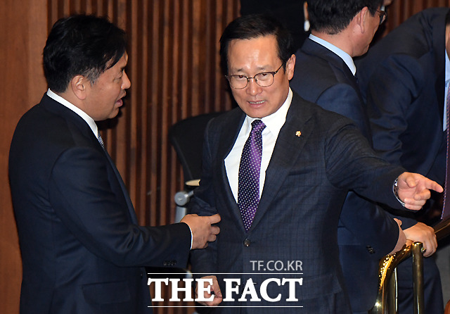 헌법재판관 3인 선출안 놓고 대화나누는 김관영-홍영표