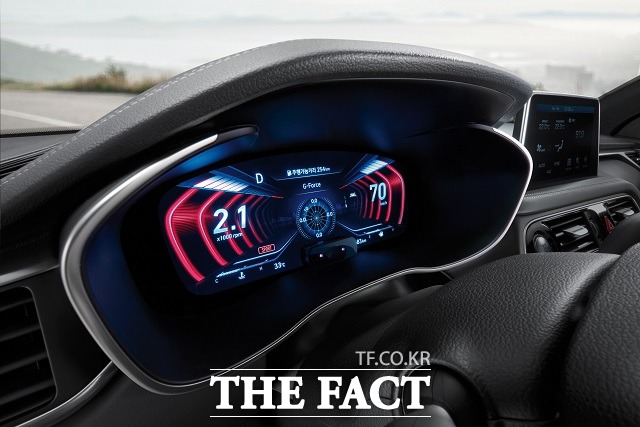 제네시스는 2019년형 G70에 세계 최초로 12.3인치 3D 클러스터를 적용했다.