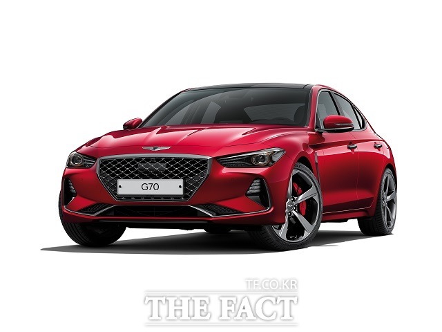 제네시스가 17일 최첨단 신기술과 고객 선호 사양을 대거 적용하고, 기본성능과 디자인 고급감 강화 등을 통해 상품 경쟁력을 개선한 2019년 G70을 출시했다고 밝혔다. /제네시스 제공