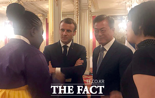 문재인 대통령(오른쪽)과 마크롱 프랑스 대통령이 15일(현지시간) 판소리를 배우는 프랑스인 로르 마포씨로부터 한국 판소리가 얼마나 배우기 어려운지를 듣고 있다./청와대 제공