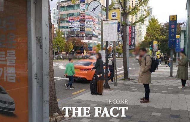 택시 파업으로 출근길 대란이 예상됐지만 우려와는 달리 시민들의 태도는 평소와 큰 차이가 없었다. 사진은 18일 오전 경기도 성남시 분당구 정자역에서 대중교통으로 출근길에 나선 시민들의 모습. /분당=지예은 기자