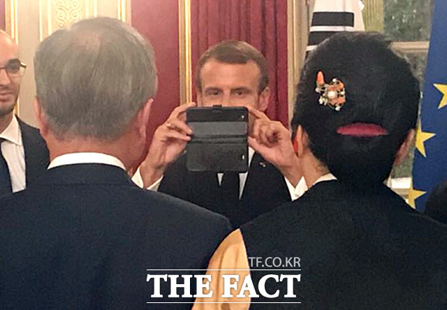 마크롱 프랑스 대통령이 문재인 대통령과 김정숙 여사의 기념 사진을 찍고 있다.