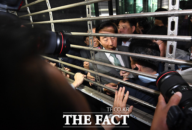 서울시에 대한 국회 행정안전위원회의 국정감사가 18일 진행된 가운데, 김성태 자유한국당 원내대표의 기습 방문으로 서울시청이 마비되는 해프닝이 벌어졌다. 서울시청 출입문 이중 셔터 사이에 갇힌 김 원내대표의 모습. /서울시청=이새롬 기자