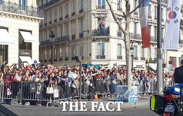 샹젤리제 거리의 파리시민들이 문 대통령의 퍼레이드 차량을 환영하고 있다.