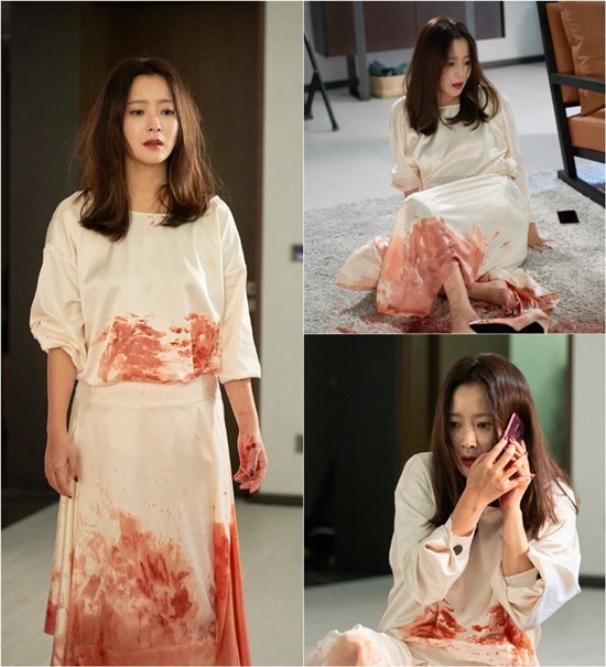 케이블 채널 tvN 토일드라마 나인룸 측은 20일 5회 방송을 앞두고 피가 묻은 드레스를 입은 김희선의 촬영 현장 스틸을 공개했다. /tvN 제공