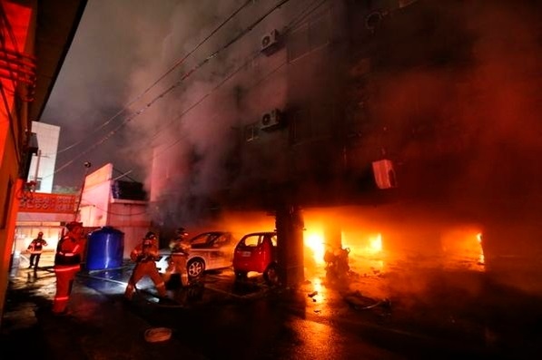 김해 원룸 화재 경찰과 소방당국에 따르면 20일 오후 경남 김해시 한 원룸 건물 화재로 우즈베키스탄 국적 A(4) 군이 숨지는 등 10명의 사상자가 발생했다. /경남도소방본부 제공