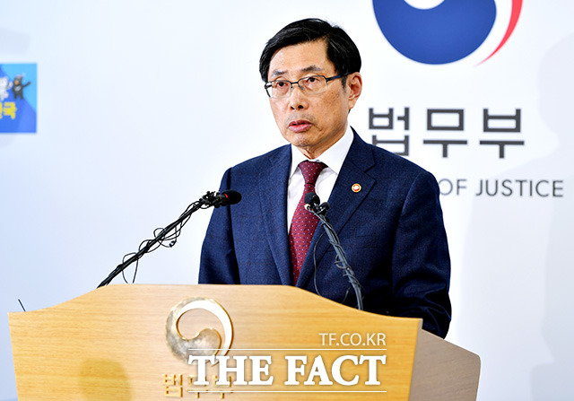 박상기 법무부 장관은 21일 음주운전자와 관련해 차량 압수, 가석방 제한 등의 강력한 처벌을 마련하겠다고 밝혔다. /과천=이덕인 기자