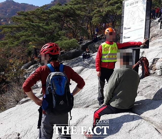 가을철 산행 안전사고 주의. 도봉산 마당바위서 부상 당한 등산객이 11구조대에 의해 응급조치를 받고 있다. /도봉산=강일홍 기자