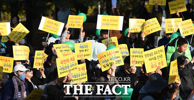 동탄지역 사립유치원 학부모들이 비리유치원 근절을 위해 집회에 나섰다.