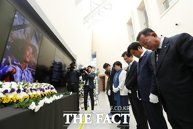 지난 21일 지병으로 별세한 독도 지킴이 김성도 씨의 추모관을 찾아 추모하는 의원들