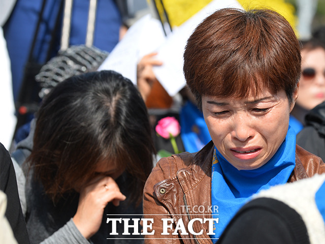 22일 오전 서울 종로구 청와대 분수대 앞 광장에서 특수학교 폭력사태에 대한 긴급 기자회견이 열린 가운데 전국장애인부모연대등 학부모단체 회원들이 눈물을 흘리고 있다. /이동률 기자