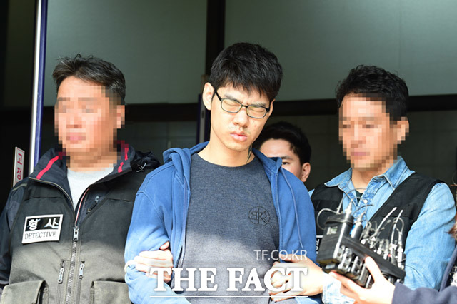 강서구 PC방 살인사건 피의자 김성수가 22일 오전 서울 양천구 양천경찰서를 나서 공주 치료감호소로 이송되고 있다. / 임세준 기자