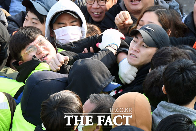 23일 오전 서울 동작구 노량진 구시장에 4차 명도 강제집행이 진행된 가운데 상인들과 법원 집행관이 몸싸움을 벌이고 있다./남윤호 기자