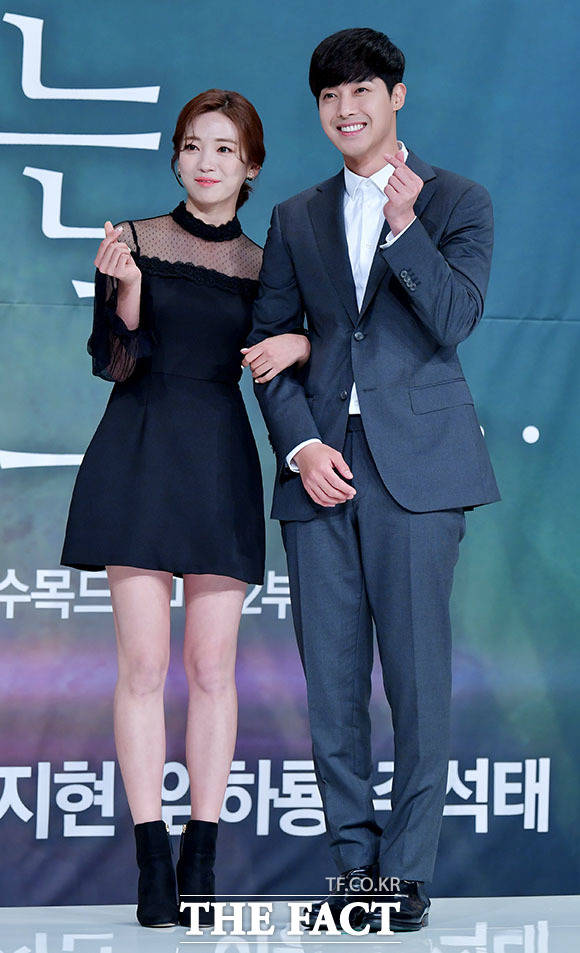 KBSW 수목드라마 시간이 멈추는 그때로 4년 만에 복귀를 알린 배우 김현중이 23일 열린 제작발표회에서 다소 경직된 표정으로 미소짓고 있다. /이덕인 기자